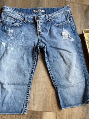 BKE Light Blue Distressed Cropped Denim capri size 31